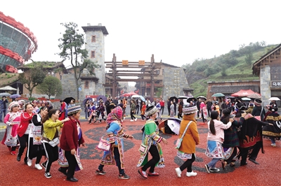 移民搬遷 鄉(xiāng)愁托起&ldquo;遷富彝寨&rdquo;--看水城縣&ldquo;野玉海&rdquo;景區(qū)千戶(hù)彝寨易地扶貧搬遷項(xiàng)目成效顯著